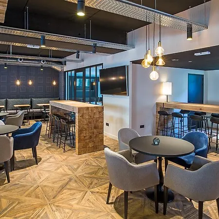 Ibis Styles Centre Gare Лаваль