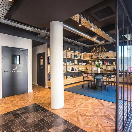 Ibis Styles Centre Gare Лаваль
