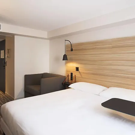 Ibis Styles Centre Gare Лаваль