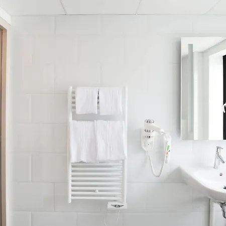 Ibis Styles Centre Gare Лаваль