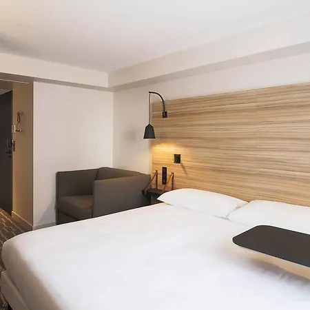 Ibis Styles Centre Gare Лаваль